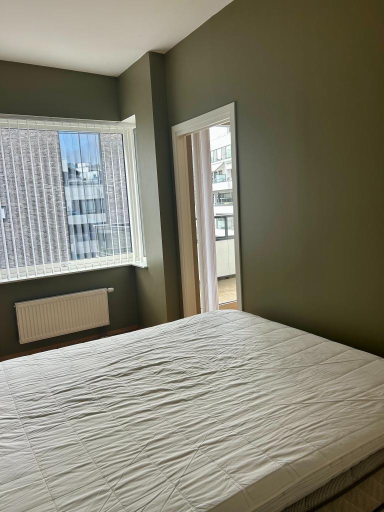 Plass til skrivebord under vinduet på soverommet
