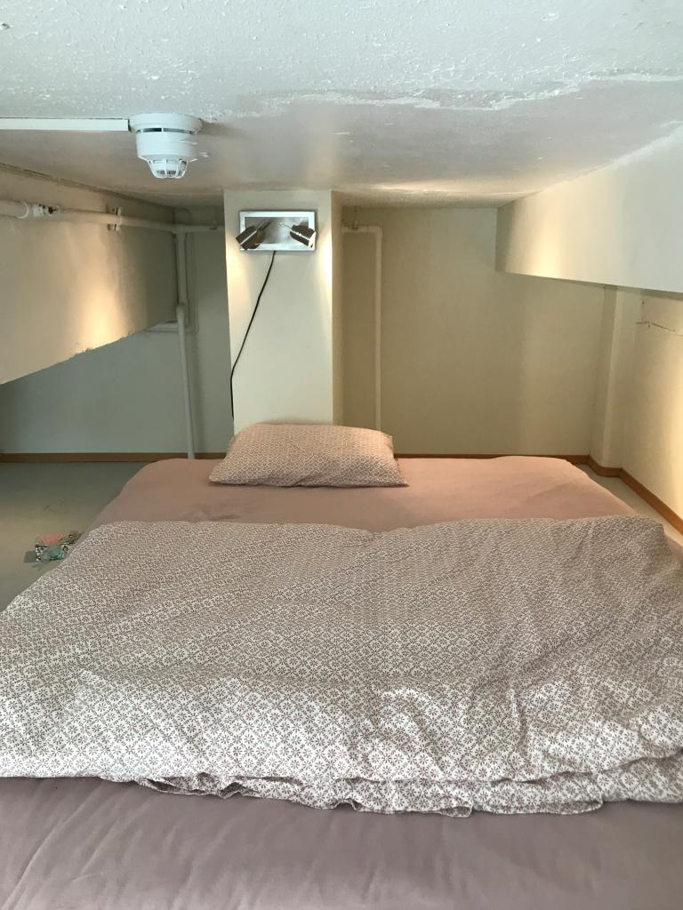 160 seng med god plass under taket til å sitte og lese.
