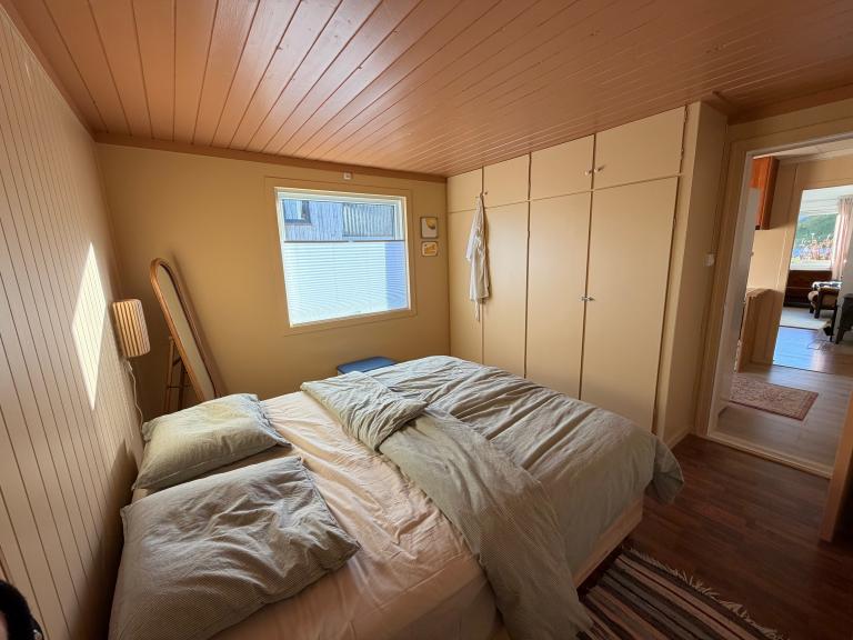 Stort soverom med mye skapplass