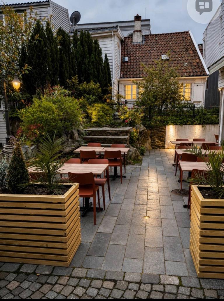 Stemningsfullt restaurantområde bokstavelig talt nederst i hagen, som underbygger den unike, sentrale beliggenheten. En privat hageport gir deg direkte adkomst fra din egen skjermede hage og rett inn i den hyggelige uteserveringen til anerkjente Meksiko restaurant. Fra hagen ser du også baksiden av din historiske bolig. Alt du trenger er bare noen få skritt unna, for en perfekt urban livsstil med sjel.