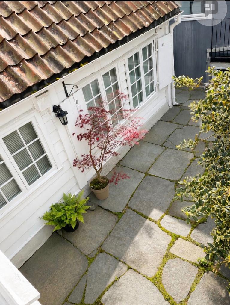 Egen, idyllisk og privat bakgård – en sjekk sjeldenhet midt i sentrum, perfekt for en rolige morgenkaffe , en lunsj i solen eller en kald pils og et glass vin på en lun sommerkveld.