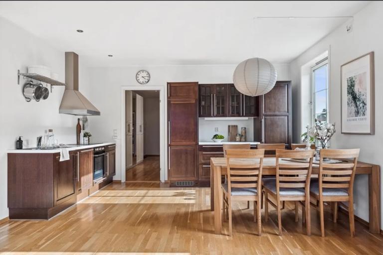 Godt utstyrt kjøkken med 1 år gamle hvitevarer