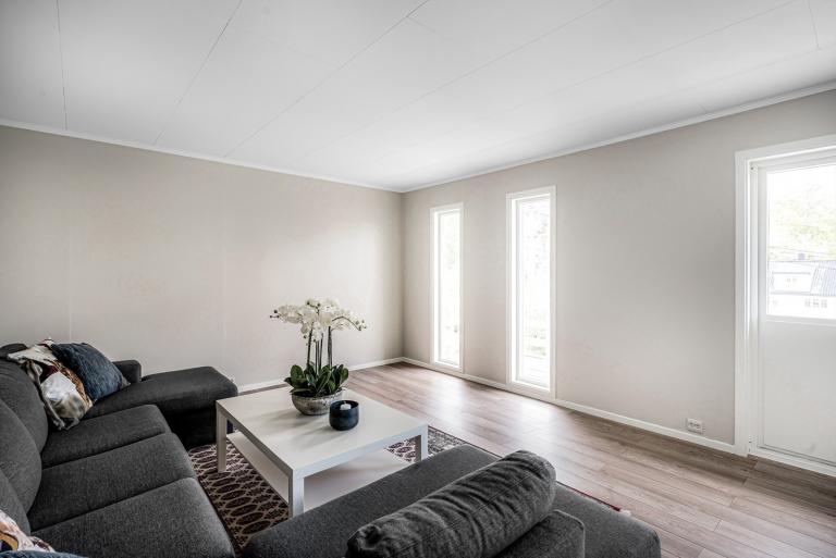 Stue i 2 etasje med utgang  til terrasse og utsikt mot hagen.