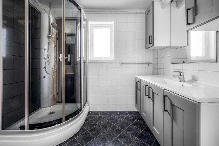 Flislagt bad med dusjkabinett og varmekabler