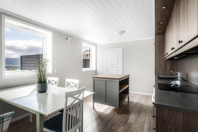 Kjøkkenet med utsikt mot fjorden.