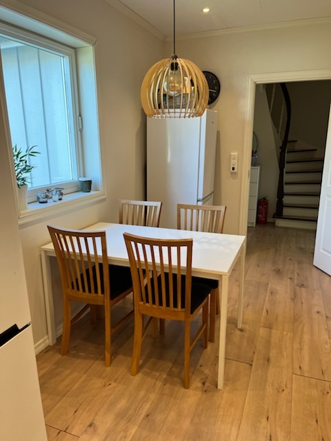 Stor kjøkken med alt av hvitevarer og utstyr