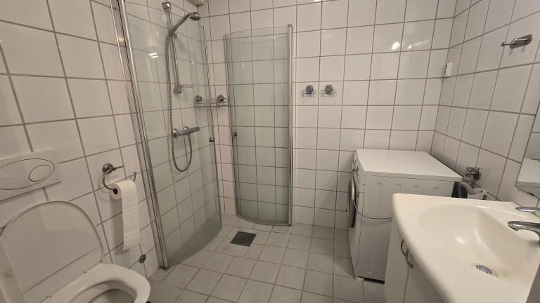 Bad med vaskemaskin og varme i gulvet fra sentralfyr.