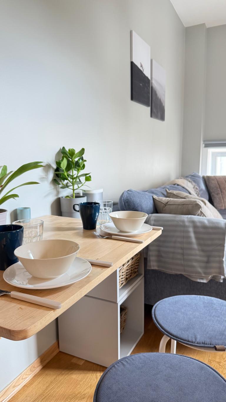 Spiseplass. Praktisk plassbesparende klappbord som kan felles ut, med stoler