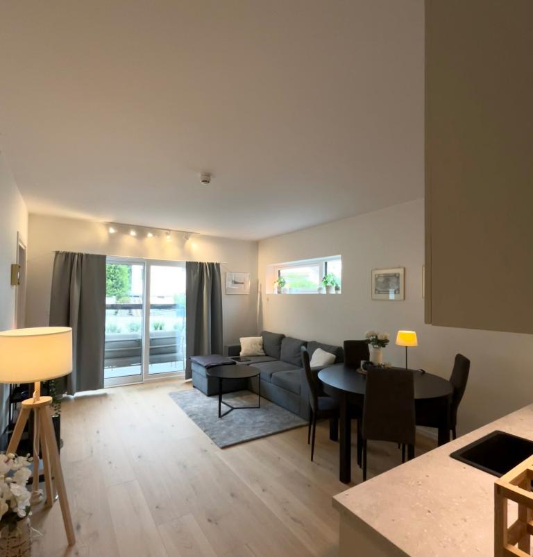 Lys og trivelig leilighet med utgang til innglasset terrasse som en forlengelse av stuen.