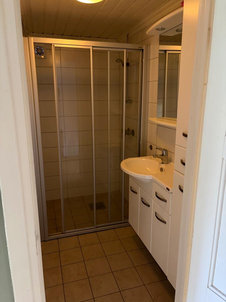 Toalett er på vaskeromm i gangen med vaskemaskin og tørkeskap