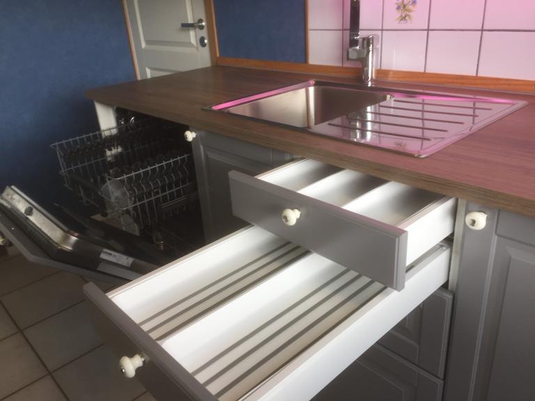 Nytt kjøkken med oppvaskmaskin, stort kjøleskap og ny komfyr