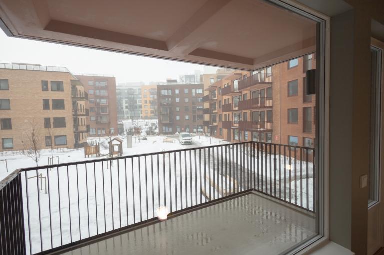 Stuen og balkongen har fin utsikt til fellesområdet til sameiet