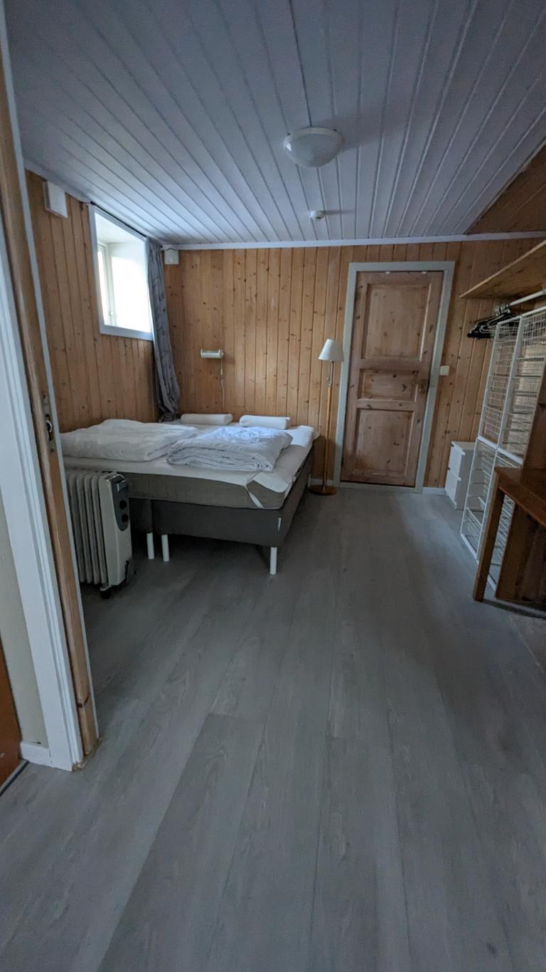 soverom sett fra stue. skyvedør mellom stue og soverom