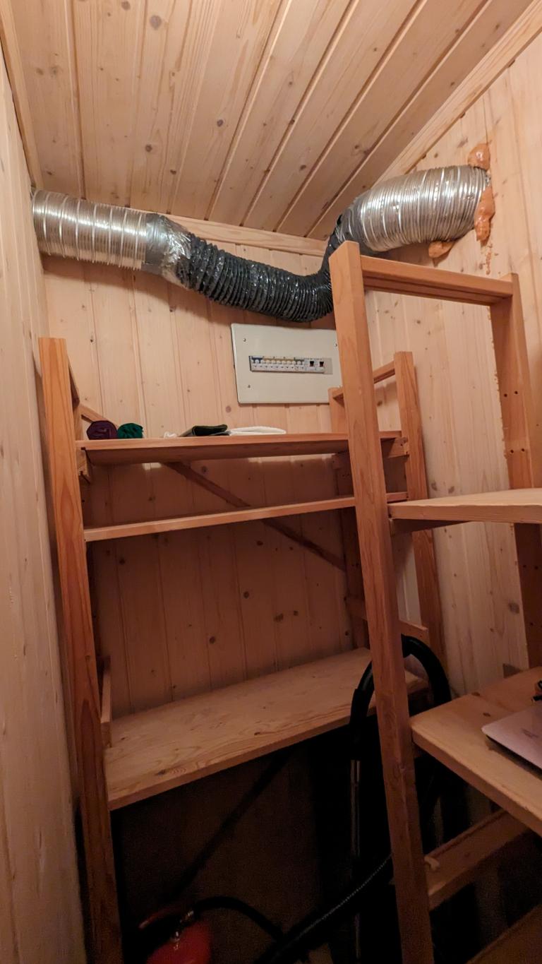 bod ved siden av kjøkken