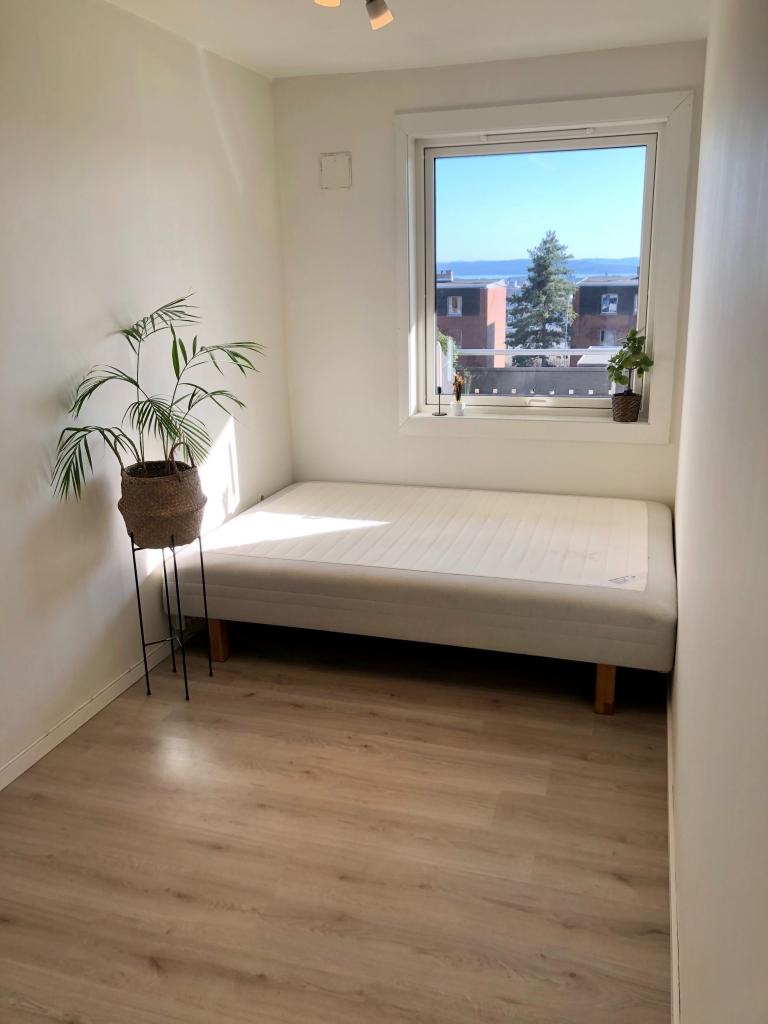 Soverom 1 (har også skap og kommode nå)