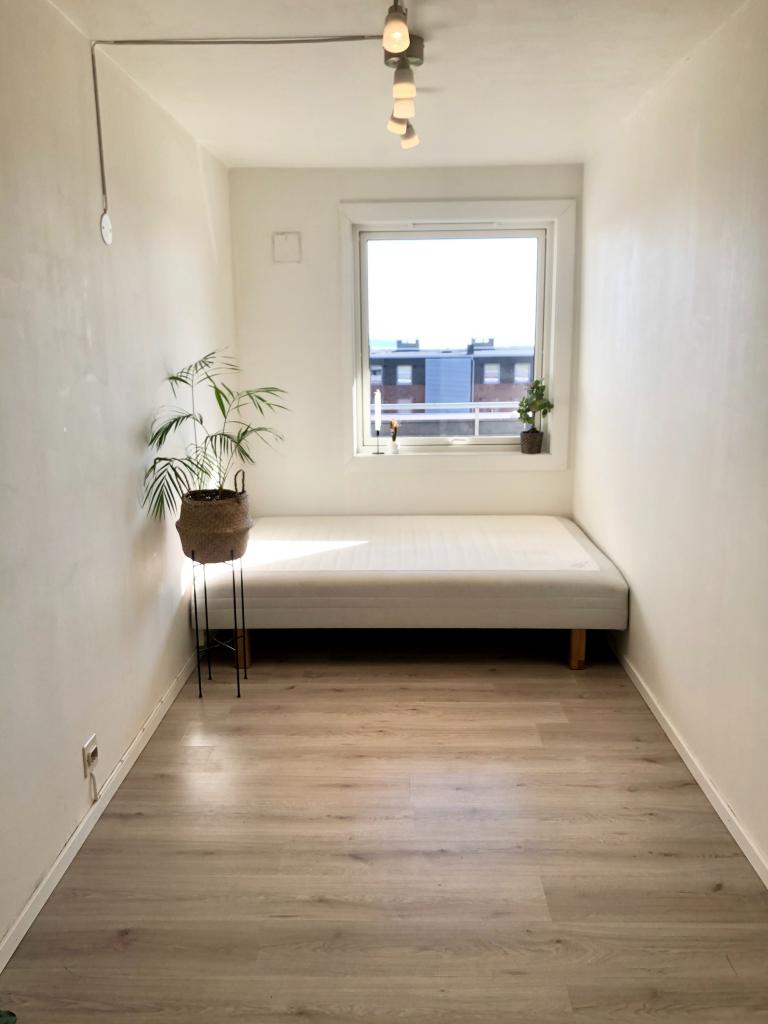 Soverom 1 (har også skap og kommode nå)