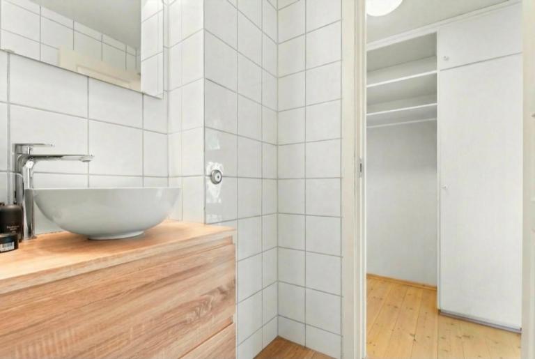 Gammelt bilde. Vil komme vaskemaskin på badet og gangen ser ikke slik ut lenger.