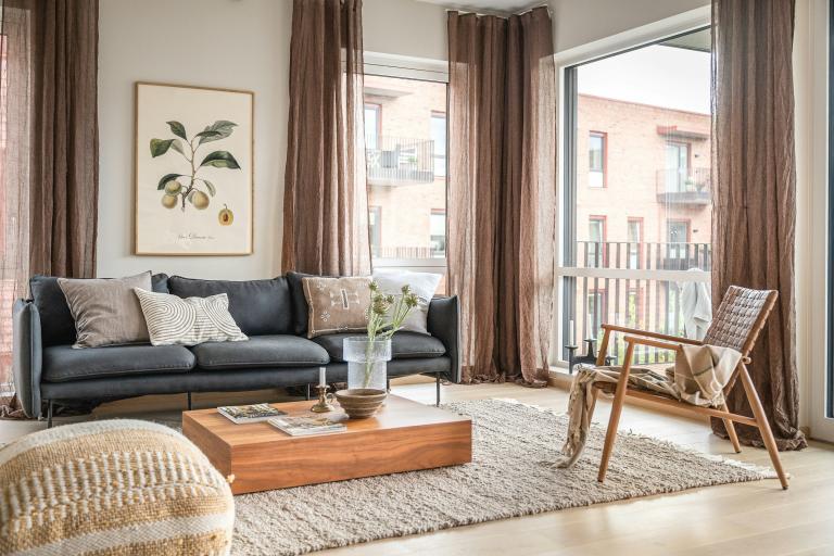 Romslig og luftig stue med automatstyrte screens mot syd og vest