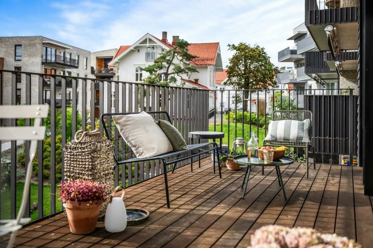 Stor balkong og skjermet beliggenhet mot stor og påkostet felles hage