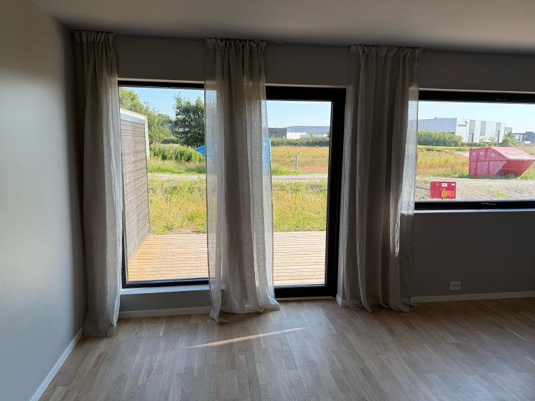 Lette gardiner og plissegardiner med hev/senk inkludert