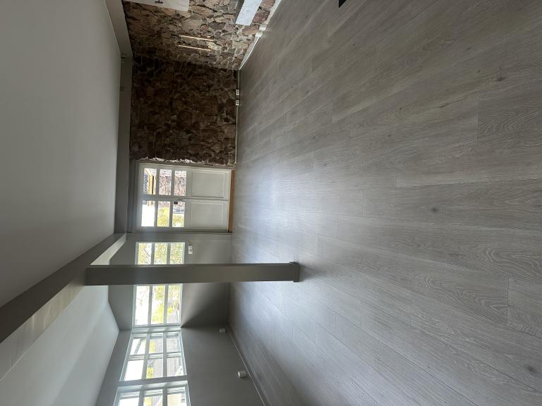 Stor stue med vinduer med utgang til terrasse