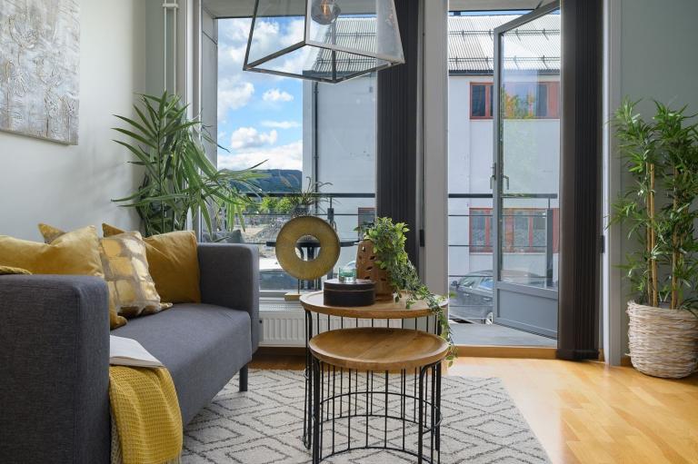 Fra stuen er det utgang til balkong