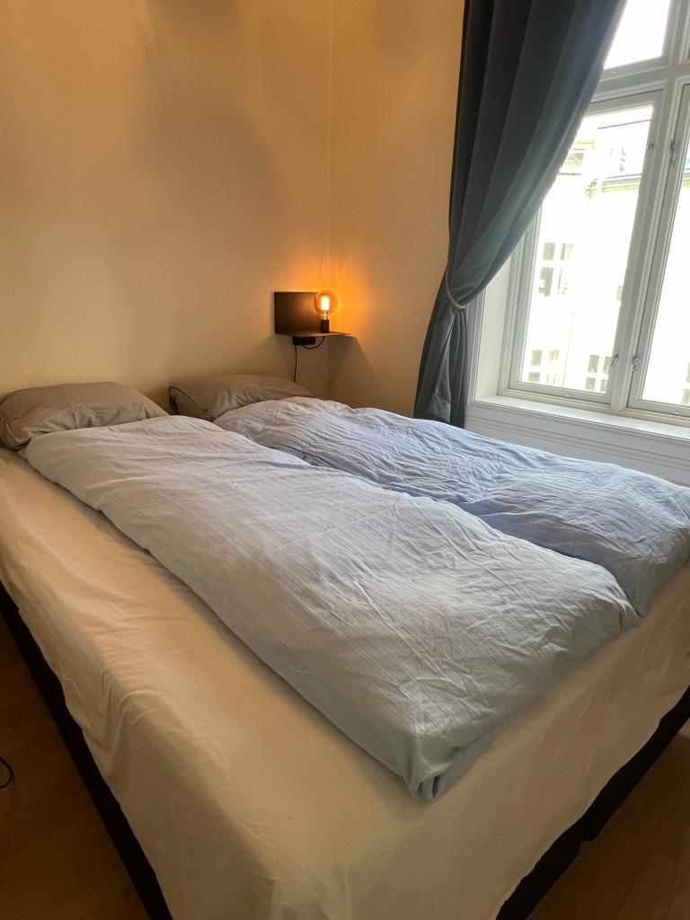 Ny Queen size seng fra 2025 med dundyner og dunputer. Alt av sengetøy og håndklær er inkludert.