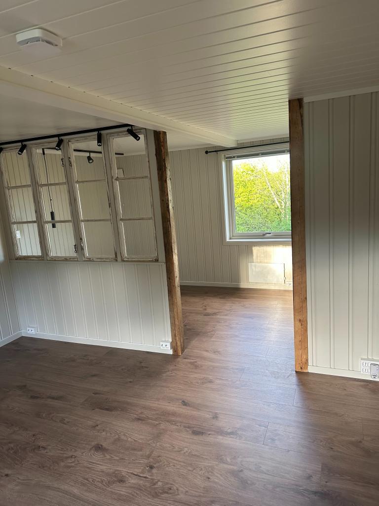 Mot sovealkove fra stue