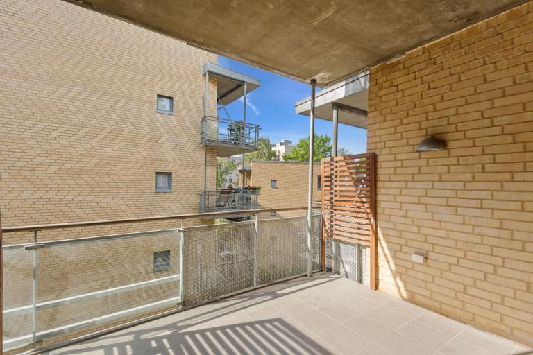 stor balkong, hvor det er perfekt å nyte varme sommerdager 