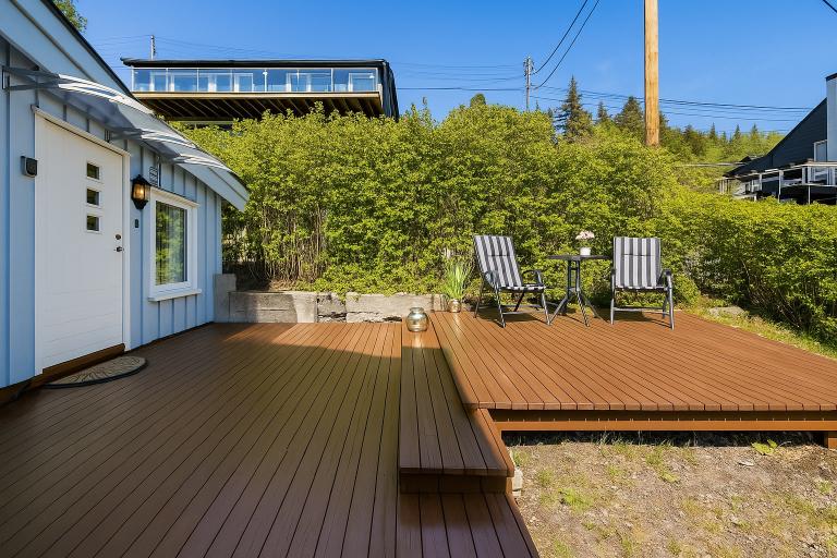 Solrik og skjermet terrasse og inngang 