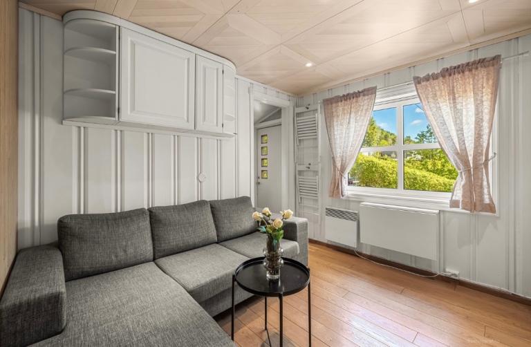 Leiligheten er fullt møblert med vindu ut mot terrassen som disponeres
