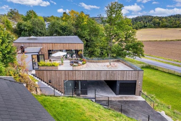 Leiligheten nede midt i bildet mellom trappen og carporten