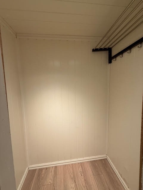 bod i stue brukt som klesskap til jakker og sko