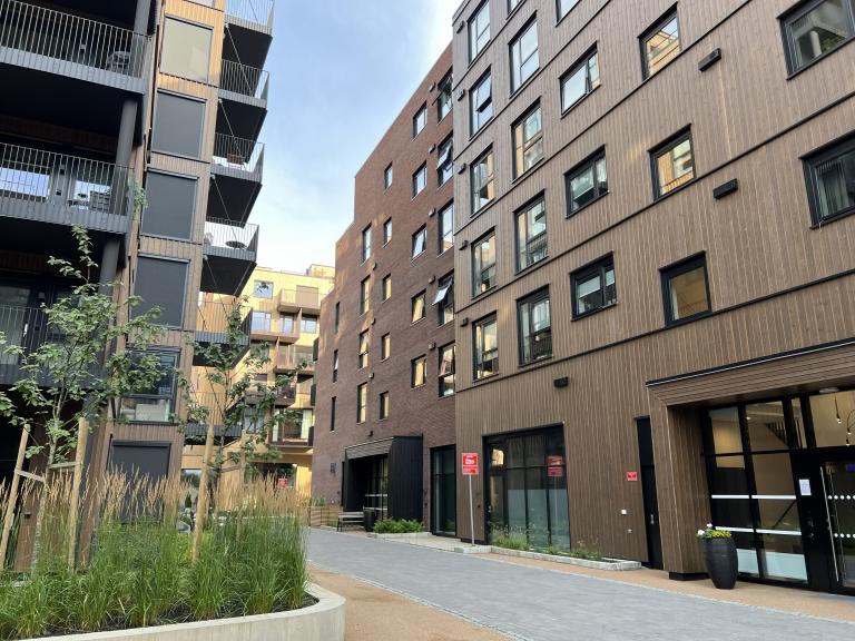 Inngang til bolig i rolige omgivelser.