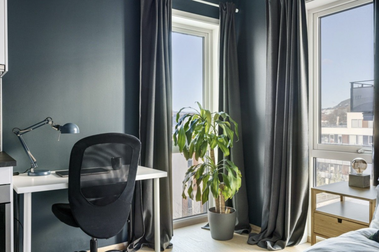 To vinduer gir godt med lysinnslipp (merk at kontorstol og skrivebord ikke følger med)