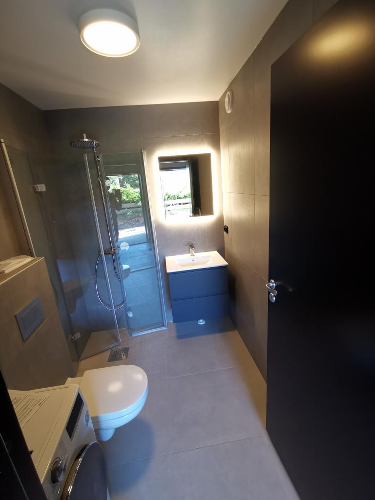 Badet har 60 cm servantinnredning med 2 skuffer, speilet har lys i rammen med separat dimming.