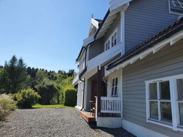 Det er en koselig hage foran leiligheten som kan benyttes av leietaker.