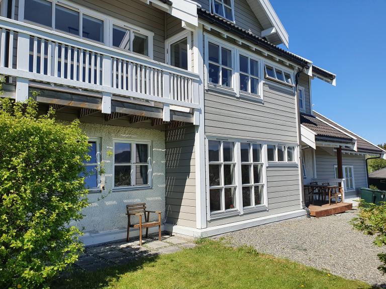 Leiligheten har egen inngang og er sydvendt. 