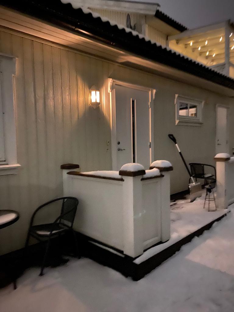 Inngang. Bod med hyllelagring til høyre for inngang.