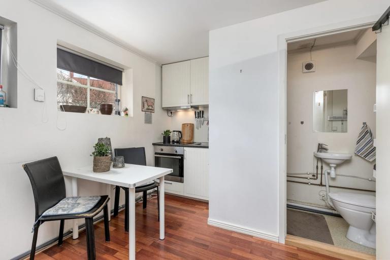 Hybeldelen har en praktisk stue/kjøkken og bad med vinylbelegg på gulv.