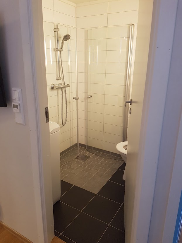 fra stue inn på bad