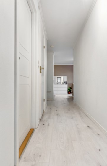 Entreen fremstår som lys og innbydende.