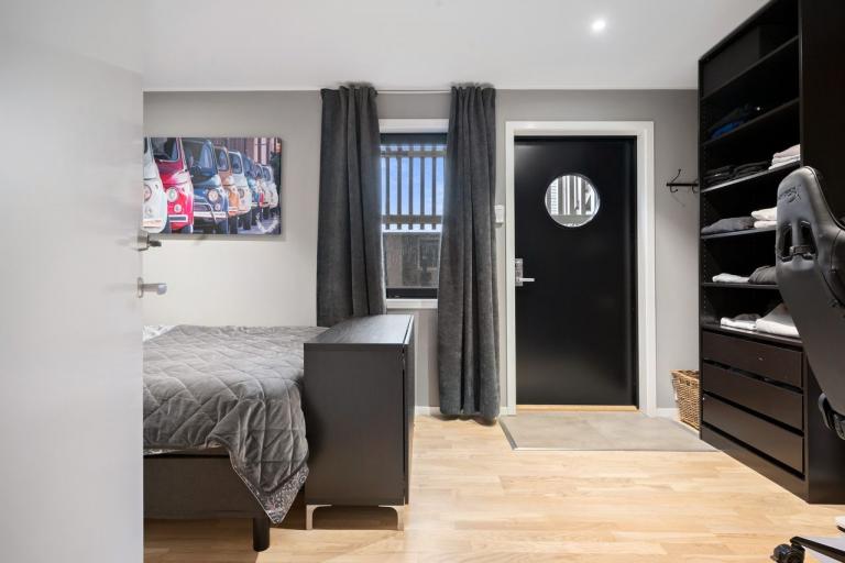 Møbler følger ikke med.