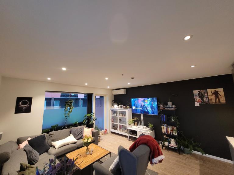 Stuen har spotter og varmepumpe som oppvarming.