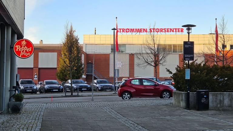 Peppes i underetasjen og Strømmen Storsenter som nabobygg