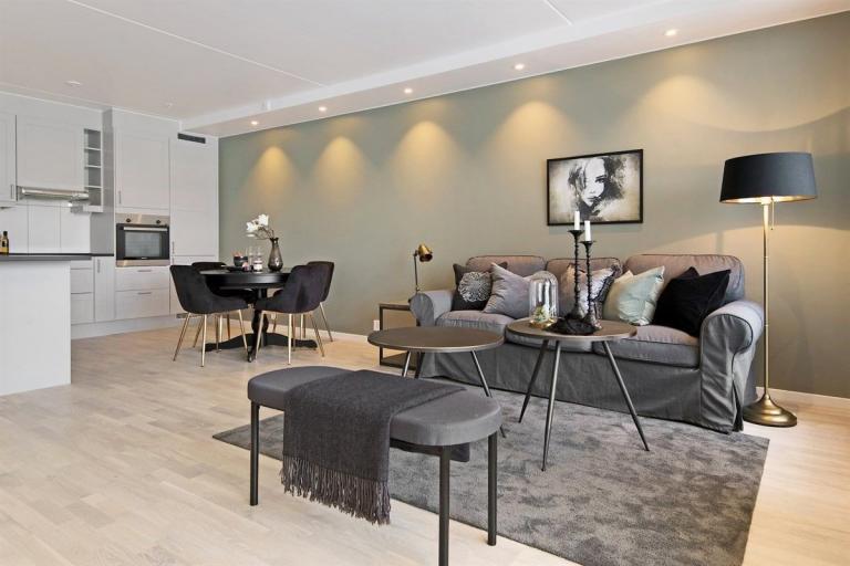 Leiligheten har høy standard med bl.a. downlights i himlingen og kontrastvegg i stuen.