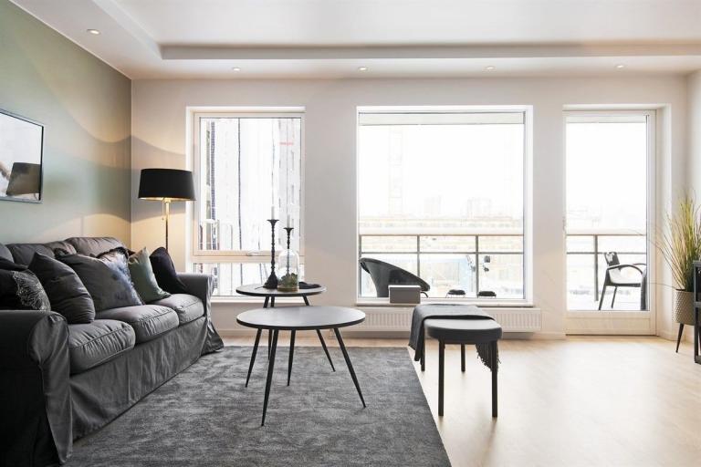 Det er store vindusflater som gir naturlig lys og varme inn i stuen.