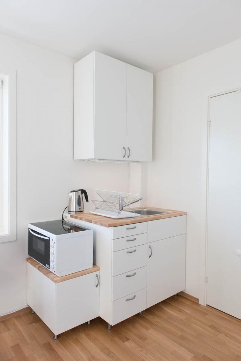 Kjøkken med hybekomfyr, kjøleskapet er ikke med på bildet.