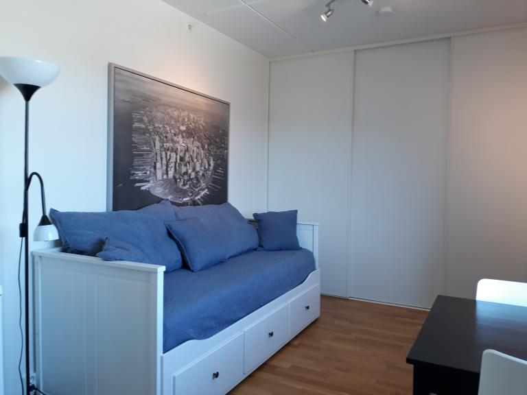 Seng/sofa og skyvedørsgarderobe