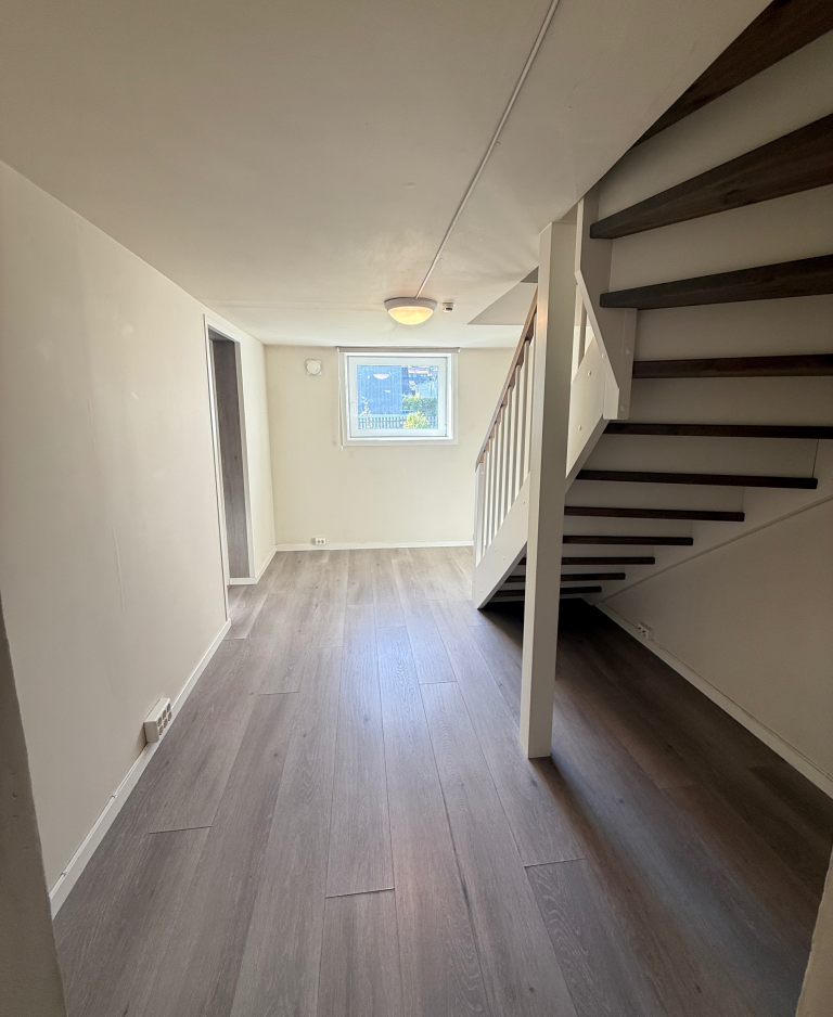 Stue med naturlig lys og branntrapp